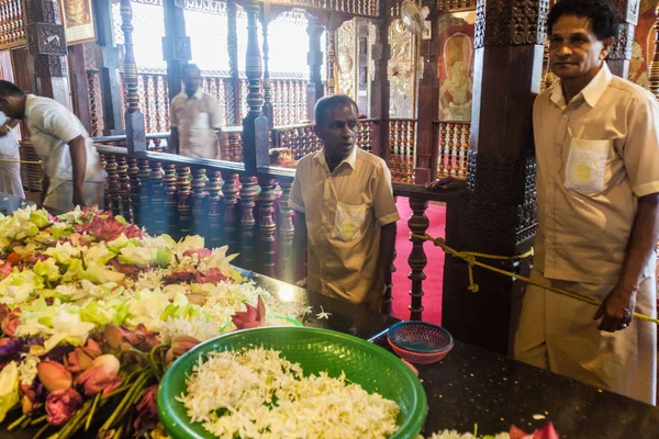 Kandy Sri Lanka Июля 2016 Года Белые Буддийские Преданные Храме — стоковое фото