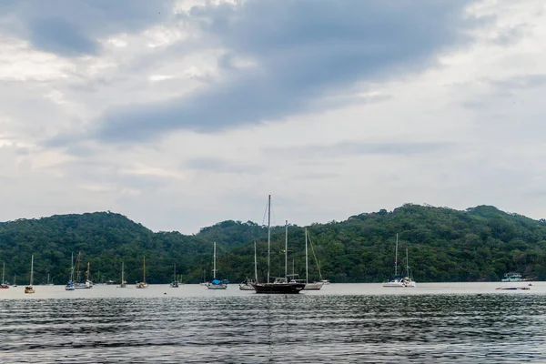 Yelkenli tekneler Portobelo village, Panama yakınındaki