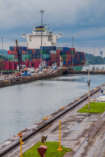 Gatun kilitler ve Panama Kanalı parçası ile konteyner gemisi geçer.