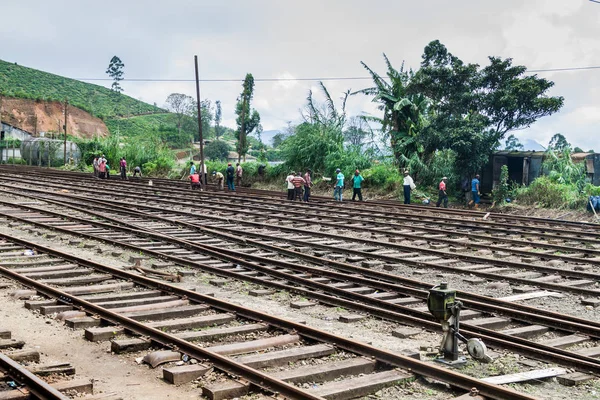 Nanu Oya, Sri Lanka - 17 Temmuz 2016: işçiler bir tren istasyonunda Nanu Oya Köyü, Sri Lanka