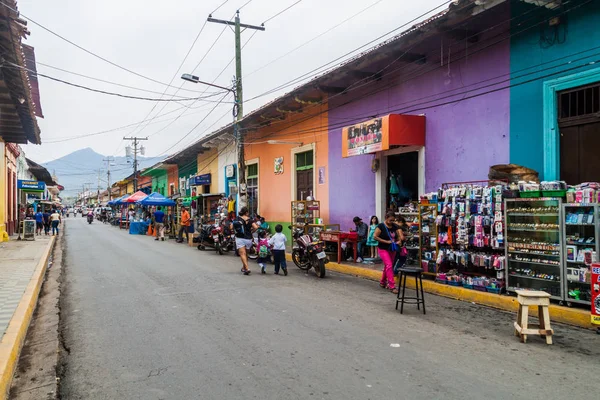 Granada, Nikaragua - 28 Nisan 2016: Pazar tezgahları Granada, Nikaragua renkli bir sokak görünümünü