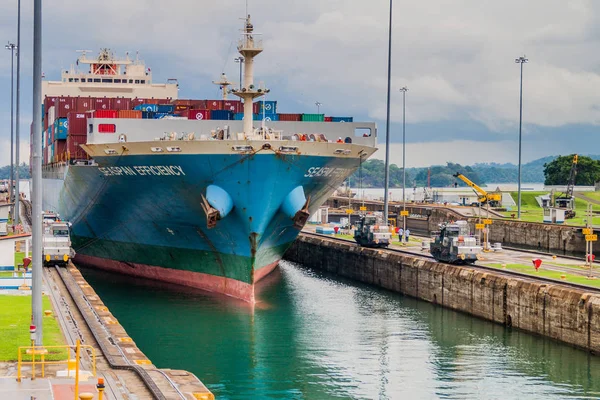 Gatun, Panama - 29 Mayıs 2016: konteyner gemisi Gatun kilitler ve Panama Kanalı bir parçası geçiyor.