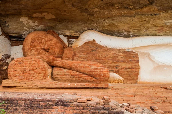 Pidurangala rock, Sri Lanka altında yatan Buda heykeli.