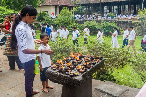 Kandy Sri Lanka Luglio 2016 Devoti Buddisti Vestiti Bianco Accendono — Foto Stock