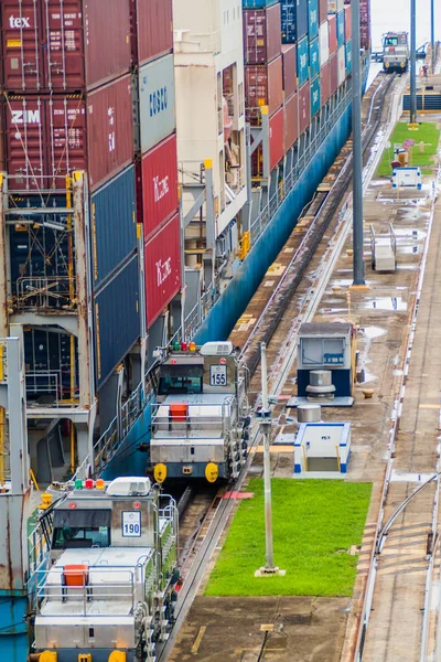Gatun, Panama - 29 Mayıs 2016: konteyner gemisi Seaspan verimliliği Gatun kilitler ve Panama Kanalı bir parçası geçiyor