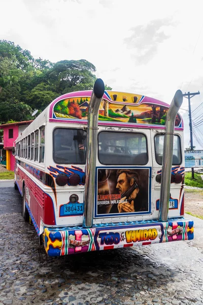 Portobelo, Panama - 28 Mayıs 2016: Renkli tavuk otobüs, bize okul otobüsü eski. Portobelo köyünde, Panama