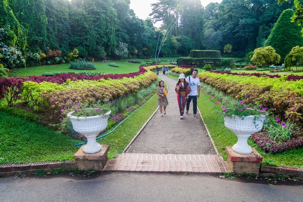 Kandy Sri Lanka Juli 2016 Besucher Besuchen Den Wunderschönen Königlichen — Stockfoto