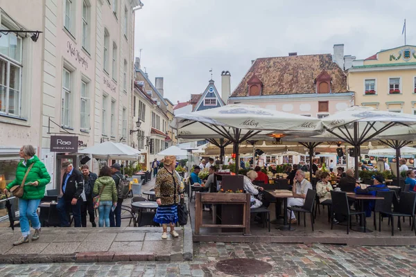 Tallinn, Estonya - 22 Ağustos 2016: Tallinn Raekoja meydanında restoranlarda insanlar oturup.