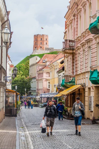 Vilnius, Litvanya - 15 Ağustos 2016: dar Arnavut kaldırımlı sokak ve şafak Kulesi (Gedimino), Vilnius, Litvanya, üst Vilnius Castle karmaşık parçası.