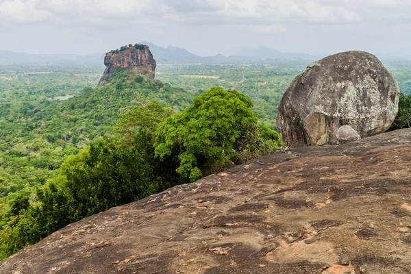 Görünüm Sigiriya aslan kaya yakın Pidurangala Rock, Sri Lanka