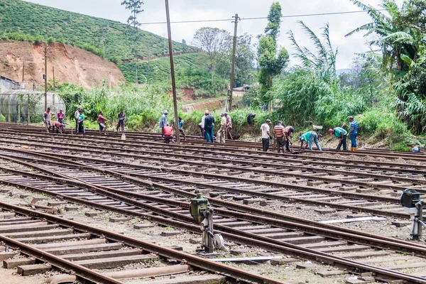 Nanu Oya, Sri Lanka - 17 Temmuz 2016: işçiler bir tren istasyonunda Nanu Oya Köyü, Sri Lanka