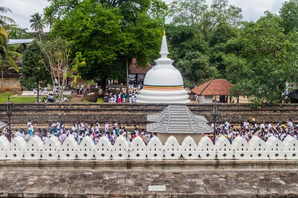 Kandy Sri Lanka Juli 2016 Wit Gekleed Boeddhistische Toegewijden Bij — Stockfoto