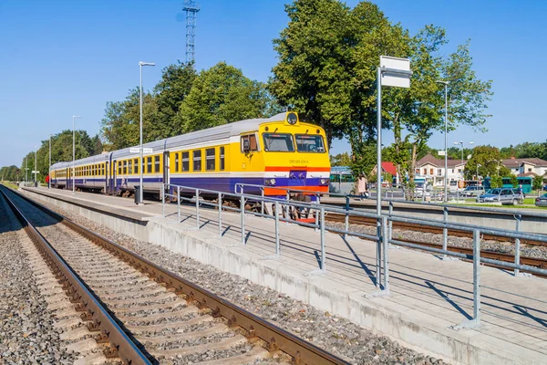 拉脱维亚 Sigulda 2016年8月20日 在拉脱维亚 Sigulda 镇火车站的火车 — 图库照片