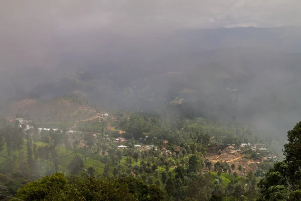 Kırsal Haputale, Sri Lanka yakınındaki puslu görünümünü