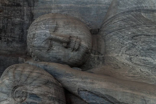 古代都市ポロンナルワ スリランカの Gal ビハーラ岩寺でリクライニング仏像 — ストック写真