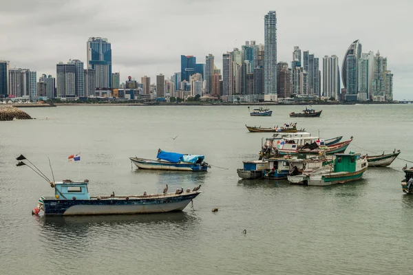 Panama City, Panama - 27 Mayıs 2016: Balıkçı tekneleri Port Panama City skyline ile