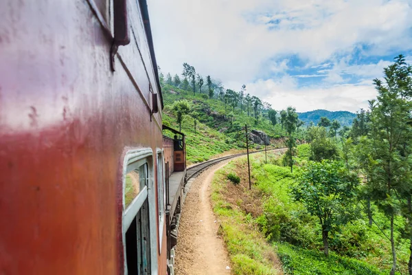 Idalgashinna village, Sri Lanka yakınındaki tepelerde yerel tren sürmek