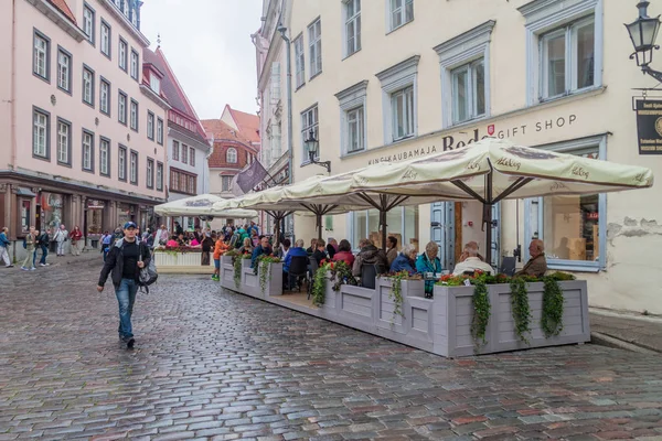 Tallinn Estland August 2016 Menschen Spazieren Entlang Der Gepflasterten Pikk — Stockfoto