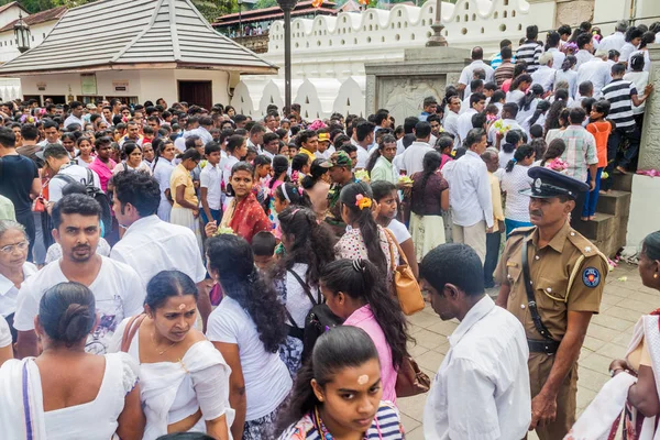 Kandy Sri Lanka Июля 2016 Года Белые Буддийские Преданные Одежде — стоковое фото