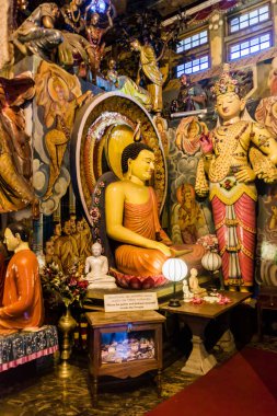 Colombo, Sri Lanka - 26 Temmuz 2016: Buda heykeli Gangaramaya Budist tapınağında Colombo, Sri Lanka