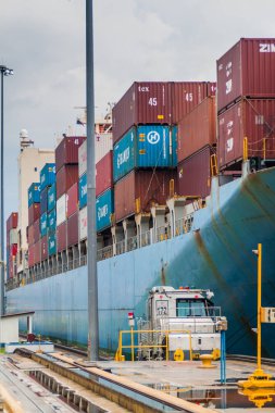 Gatun, Panama - 29 Mayıs 2016: konteyner gemisi Gatun kilitler ve Panama Kanalı bir parçası geçiyor.