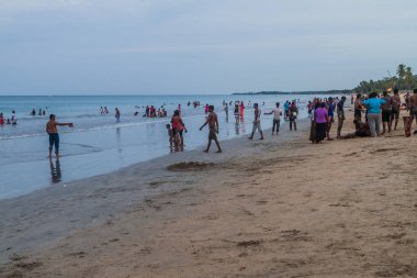 Nilaveli, Sri Lanka - 24 Temmuz 2016: yerel halkın Nilaveli Trincomalee yakınındaki bir plaj keyfini çıkarın.
