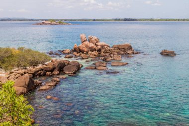 Kayalar Sri Lanka Nilaveli köyü yakınındaki sahil Güvercin Adası çevresinde