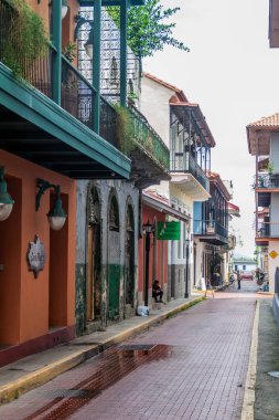 Panama City, Panama - 27 Mayıs 2016: Kasko Viejo (Historic Center) Panama City, dar sokakta