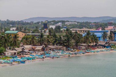 Trincomalee, Sri Lanka - 23 Temmuz 2016: tekne deniz kıyısında Trincomalee, Sri Lanka