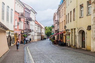 Vilnius, Litvanya - 16 Ağustos 2016: Arnavut kaldırımlı sokakta merkezi Vilnius, Litvanya.