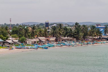 Trincomalee, Sri Lanka - 23 Temmuz 2016: tekne deniz kıyısında Trincomalee, Sri Lanka