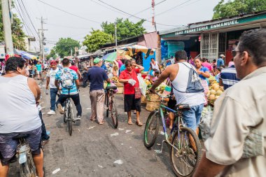 Leon, Nikaragua - 25 Nisan 2016: Kalabalıklar Mercado la terminalinde Leon, Nikaragua pazarı