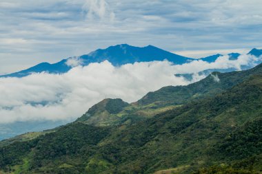 Panama, arka planda Baru volkan dağlarının görünümü
