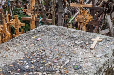 Siauliai, Litvanya - 18 Ağustos 2016: Detayını aşar ve Hill, haçlar, hac sitesi Kuzey Litvanya'daki, paralar