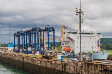 Gatun, Panama - 29 Mayıs 2016: Kargo gemisi Gatun kilitler ve Panama Kanalı bir parçası geçiyor