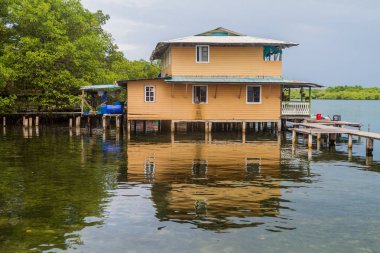 Şirketten stilts üzerinde küçük bir ada adalar Bocas del Toro, Panama