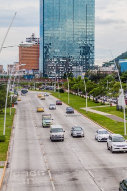 Panama City, Panama - 30 Mayıs 2016: Görünümü bir trafik Balboa avenue Panama City'deki ve modern gökdelenler.