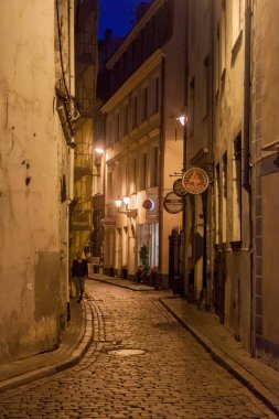 Riga, Letonya - 18 Ağustos 2016: Dar sokakta merkezi Riga, Letonya