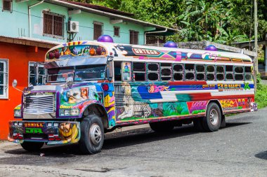 Portobelo, Panama - 28 Mayıs 2016: Renkli tavuk otobüs, bize okul otobüsü eski. Portobelo köyünde, Panama