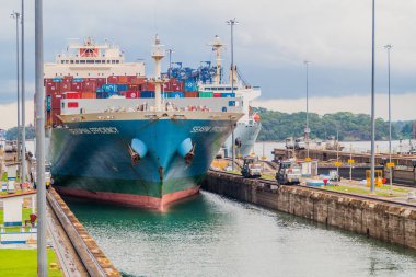 Gatun, Panama - 29 Mayıs 2016: Kargo gemileri Gatun kilitler ve Panama Kanalı bir parçası geçiyor.