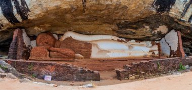 Pidurangala rock, Sri Lanka altında yatan Buda heykeli.