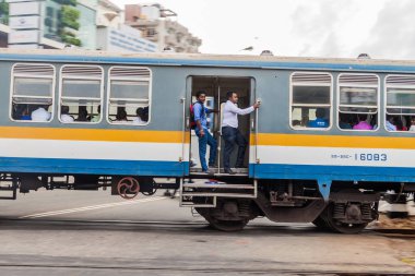 Colombo, Sri Lanka - 26 Temmuz 2016: Colombo, Sri Lanka üzerinden banliyö tren sürmek
