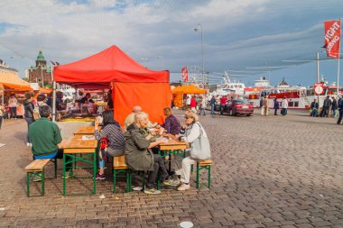 Helsinki, Finlandiya - 25 Ağustos 2016: Yemek tezgahları Kauppatori (Pazar Meydanı) Helsinki, görünüm