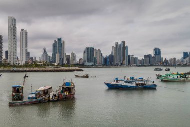 Panama City, Panama - 27 Mayıs 2016: Balıkçı tekneleri Port Panama City skyline ile