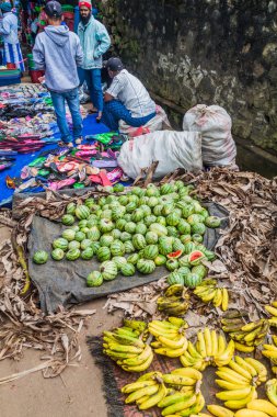 Nuwara Eliya, Sri Lanka - 17 Temmuz 2016: İnsanlar dükkanında Nuwara Eliya Şehir içinde belgili tanımlık çarşı.