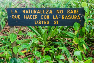 Cahuita Milli Parkı, Kosta Rika imzala. O says: doğa çöplerin yapmanız gerekenler haberi yok, değil mi.