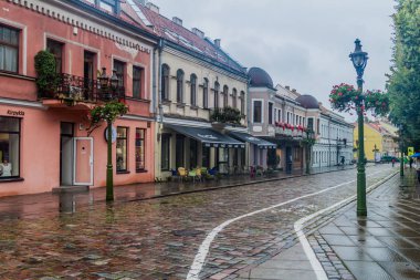 Kaunas, Litvanya - 16 Ağustos 2016: Arnavut kaldırımlı sokakta Kaunas, Litvanya.