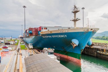 Gatun, Panama - 29 Mayıs 2016: konteyner gemisi Seaspan verimliliği Gatun kilitler ve Panama Kanalı bir parçası geçiyor.