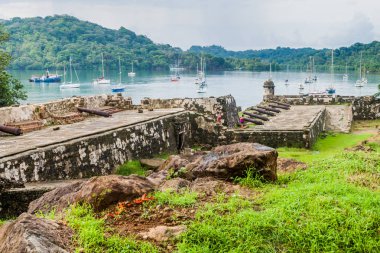 Portobelo, Panama - 28 Mayıs 2016: Yelkenli tekneler ve Fuerte Santiago Kalesi Portobelo Köyü, Panama