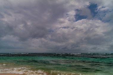 Bulutlu gökyüzü arka plan üzerinde bir denizde